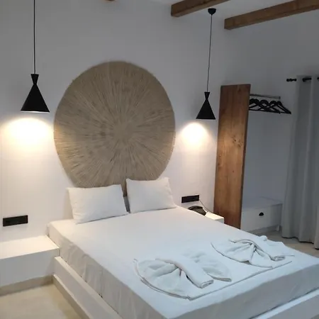Kyra Panagia Hotel מלון דירות 3*