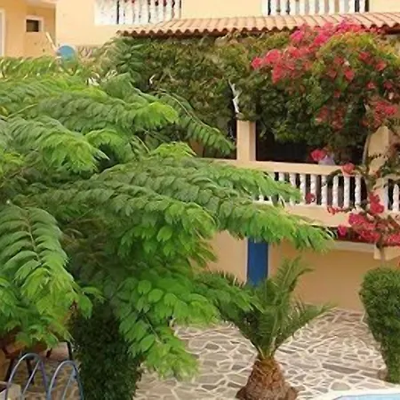 Ξενοδοχείο με διαμερίσματα Kyra Panagia Hotel 3*